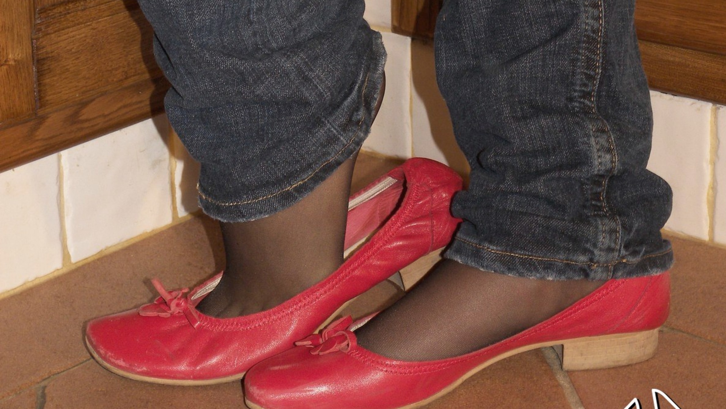 Gorgeous Giorgia flaunts her nyloned feet in the kitchen